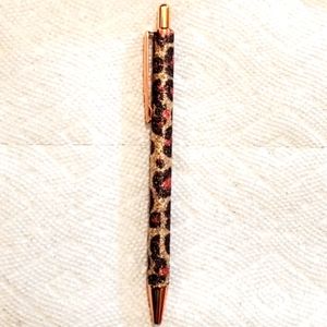 Beautiful leopard glitter pen.